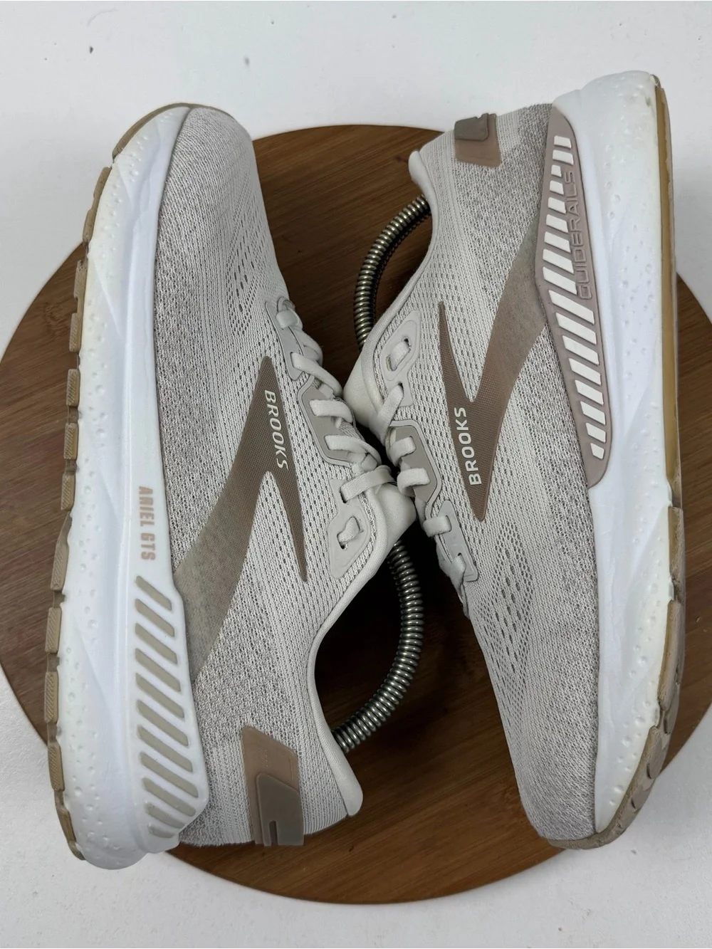 Brooks Ariel GTS 24 Men's Running Shoes in Cream with Tan Accents
